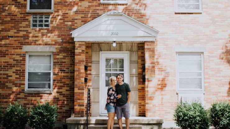 3 lifestyle changes experts say can help you save money for a home